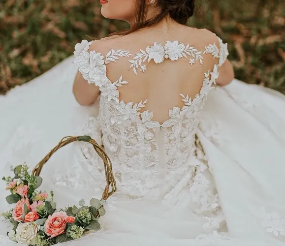 Vestido de Noiva com renda e bordado, cristais de zircônia, cor marfim