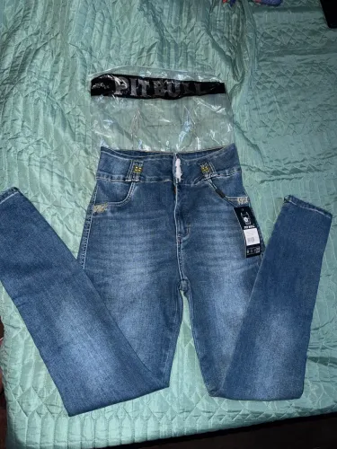 Calça Hot Pants Cós Largo Estilosa e Modeladora com Lavado Médio Pit Bull Jeans Premium