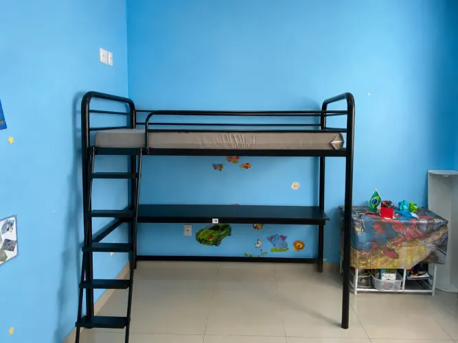 Cama com escrivaninha Tok Stok