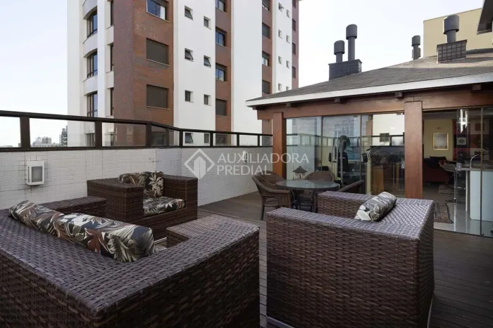 Cobertura à venda no bairro Bela Vista com 246m² e 3 dormitórios/quartos.
