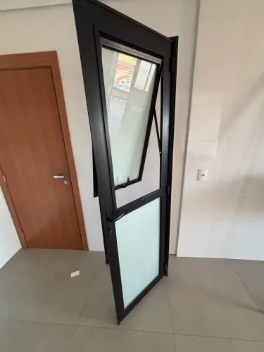 Porta de Alumínio Preto 2,10 X 0,67m - Com Janela Maxim-Ar