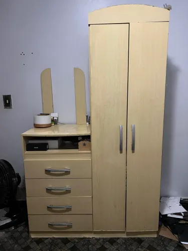 Cômoda para quarto com gavetas e espaço para gabides