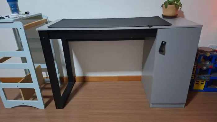Mesa de escritório com armário