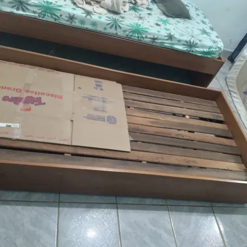 Cama de solteira (contém rodinhas para movimentação)