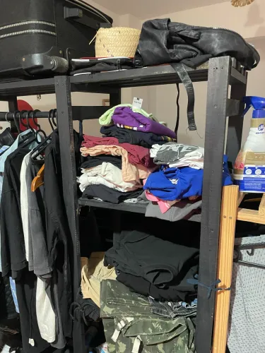 Prateleira organizadora de roupas