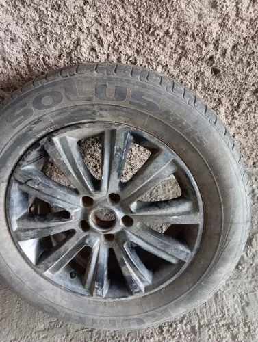 Roda com pneu aro 15