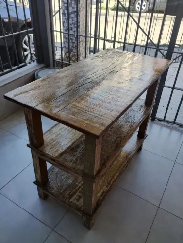 Mesa de peroba com verniz