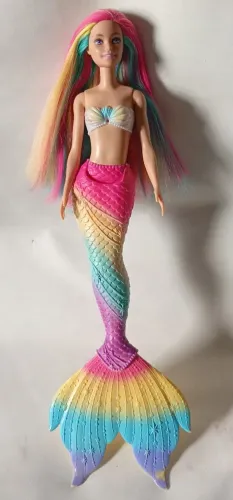 sereia linda,molhando na água fria ela muda de cor