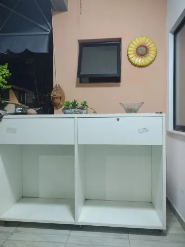 Balcão branco em MDF revestido em fórmica branca