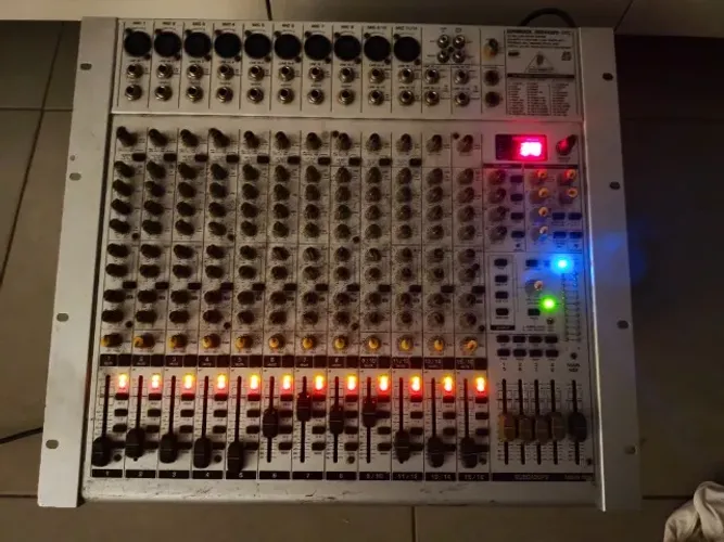 Mesa de som Behringer Eurorack ub2442fx pro