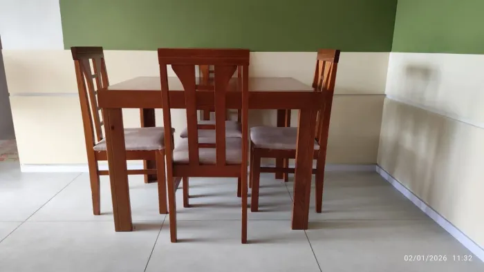 MESA DE JANTAR + 4 CADEIRAS EM MADEIRA