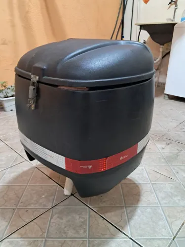 Vendo baú 70 litros usada
