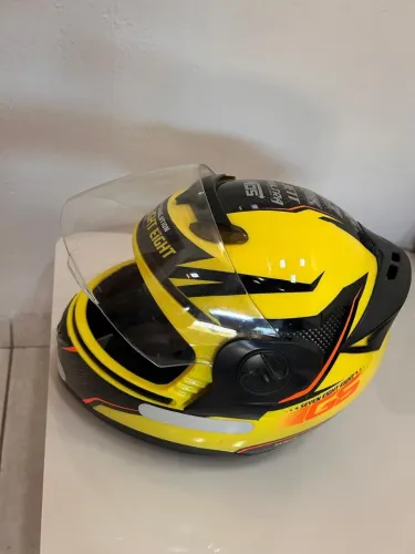 Capacete semi novo 