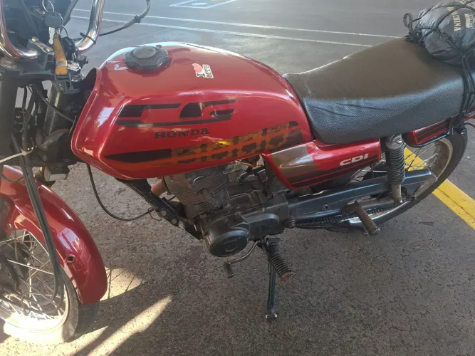 Moto com pintura personalizado pneus bons , motor ok ,uma multa desconto na hora da venda 