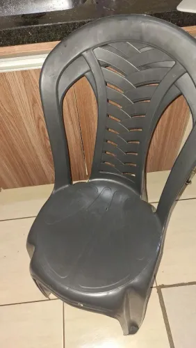 2 Cadeiras Plásticas Pretas - Vendo Juntas ou Separadas