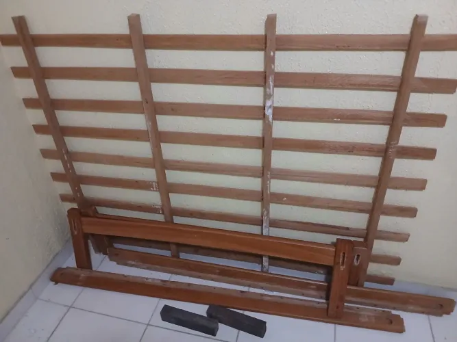 Cama de madeira e colchão casal padrão.