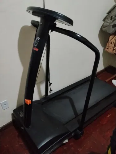 Vendo esteira Caloi suporta 130 kg