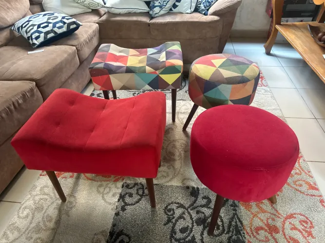 Puff decorado com pernas.