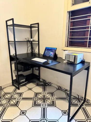Mesa escritório preta com estante