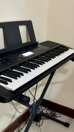 Teclado Yamaha PSR E383 Muito Novo