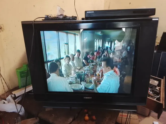 TV de tubo (CRT) SEMP, da linha Ultra Slim.