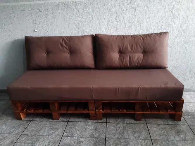 Sofá rústico com base de pallets. Medindo 1,90X0,70. Tecido impermeável. 