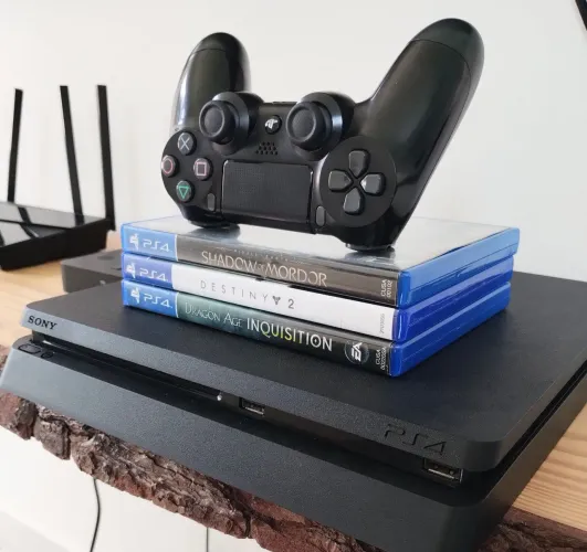 Playstation 4 slim com 3 jogos