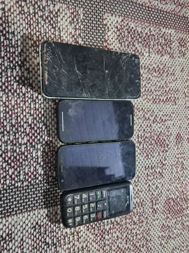 Lote com 4 celulares