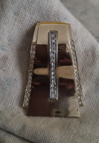 Broche retrô-vintage, dourado com aplicações de cristais