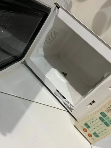 Microondas, com marcas de uso , funciona perfeitamente, está sem onl prato