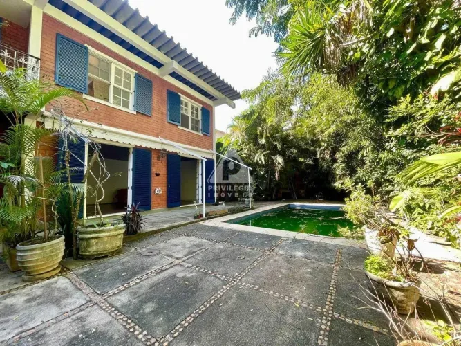 Sua família merece o paraíso: Casa duplex com piscina e churrasqueira no Jardim Botânico!