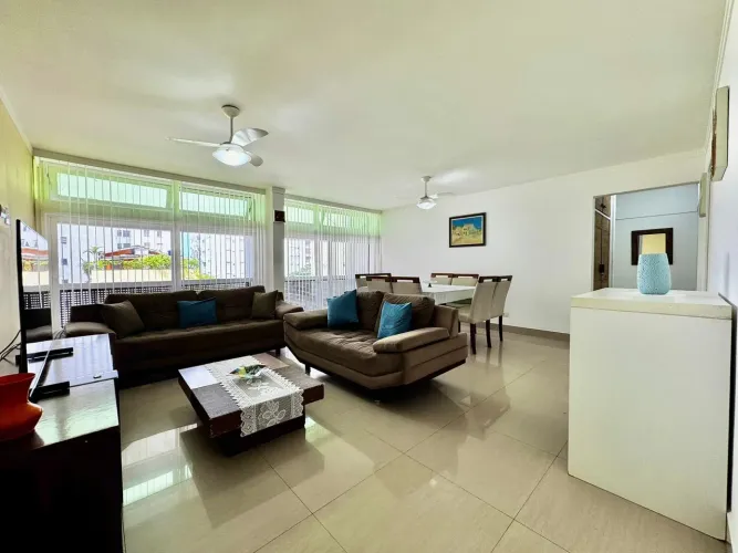 Apartamento reformado, para locação anual na praia de Pitangueiras, 3 dormitórios, sendo 1