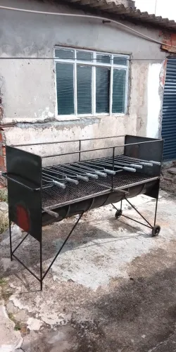Churrasqueira grande + 10 espetos de brinde