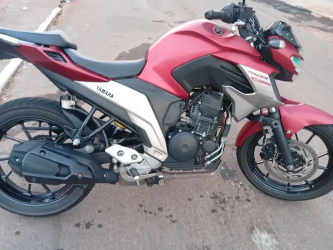 Fazer 250 vermelho fosco