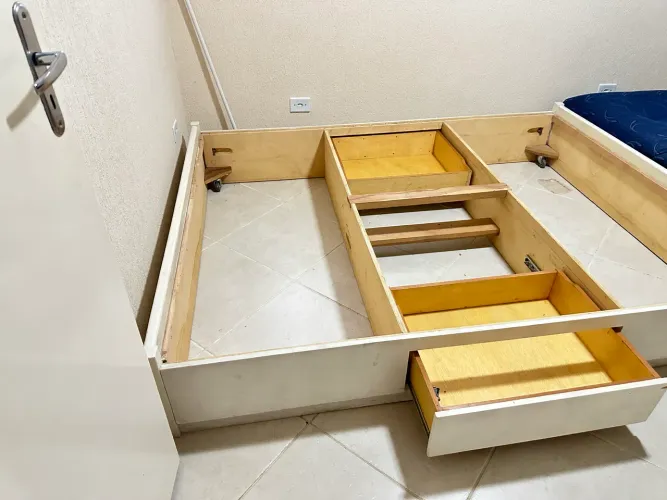 Cama de casal com duas gavetas