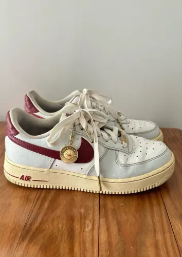 Tênis Nike air force 1 branco e vinho - TAM 37