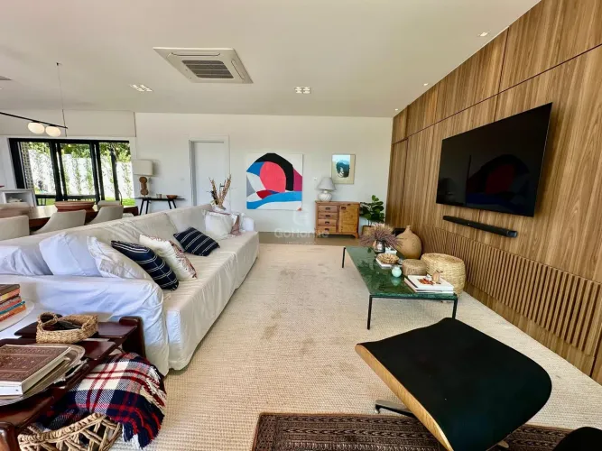 Casa semimobiliada com 3 quartos, piscina e energia solar em condomínio fechado