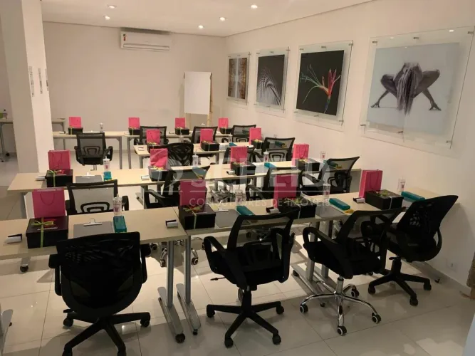 Sala comercial p/ locação, 35m², até 20 pessoas, com mesas e cadeiras, ar cond. e serviços