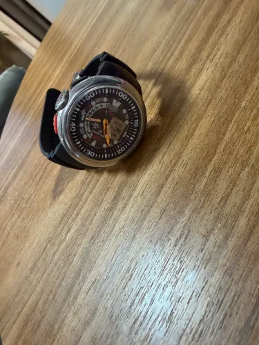 Relógio muito bom uso muito pouco 