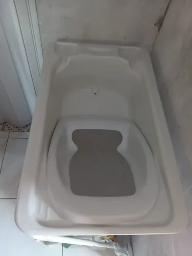 Vendo bebe conforto novo usado pouca vezes e banheira com suporte 