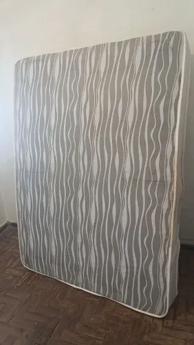 Colchão de casal usado