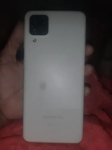 Vendi um celular Samsung A12 a tela tá trincada mais esta em perfeito estado novinho