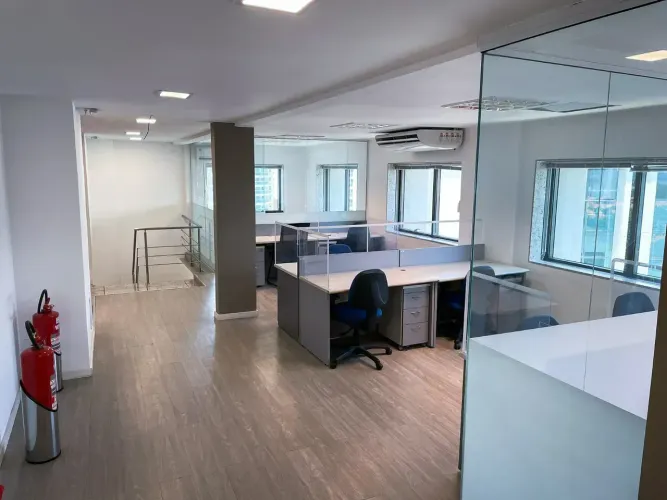 Sala coorporativa na Barra mobiliada - 12 vagas