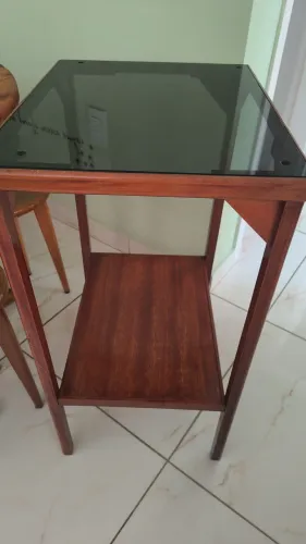 Vendo duas(02) mesas de canto uma em madeira com tampo de vidro blindex e outra de ferro