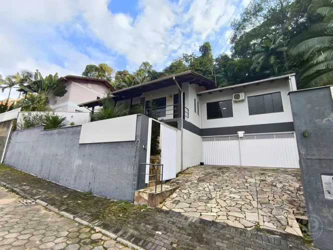 Vendo Casa Ampla e Versátil com Potencial para Kitnets - Bairro Tribess, Blumenau/SC