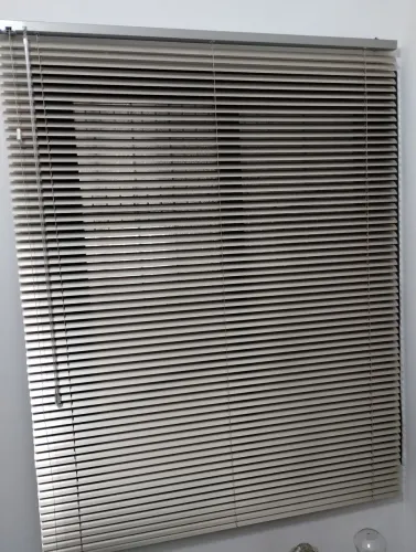 Persiana horizontal 1,10m x 1,40m alumínio na cor marron claro
