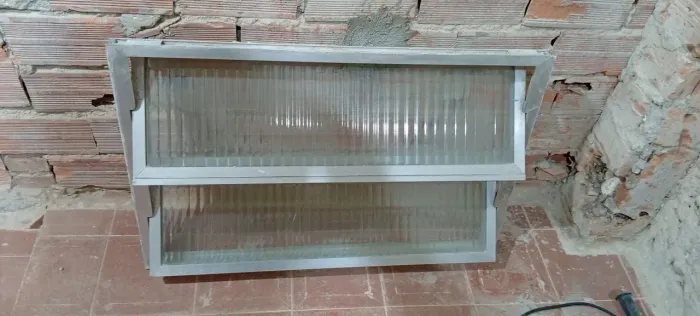 Janela de alumínio e pia de louça