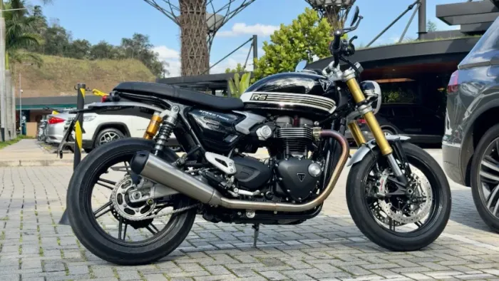 Triumph Speed Twin 1200 RS 2025 preta, apenas 1.550 km