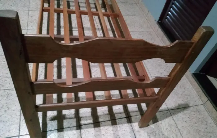 Cama de solteiro ( madeira maciça incluso colchão)