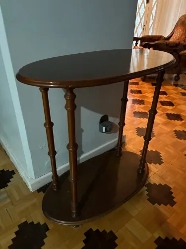 Mesa decorativa com prateleira inferior oval em laca